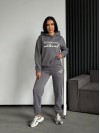 Женский спортивный костюм на флисе с надписью серого цвета 35455