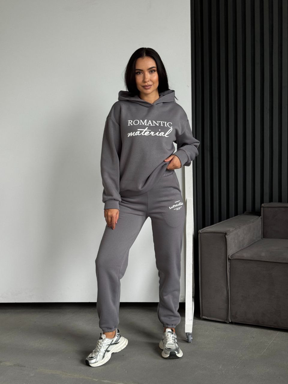 Женский спортивный костюм на флисе с надписью серого цвета 35455