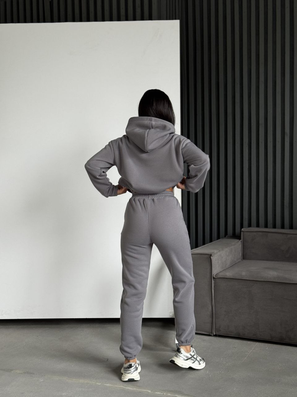 Женский спортивный костюм на флисе с надписью серого цвета 35455