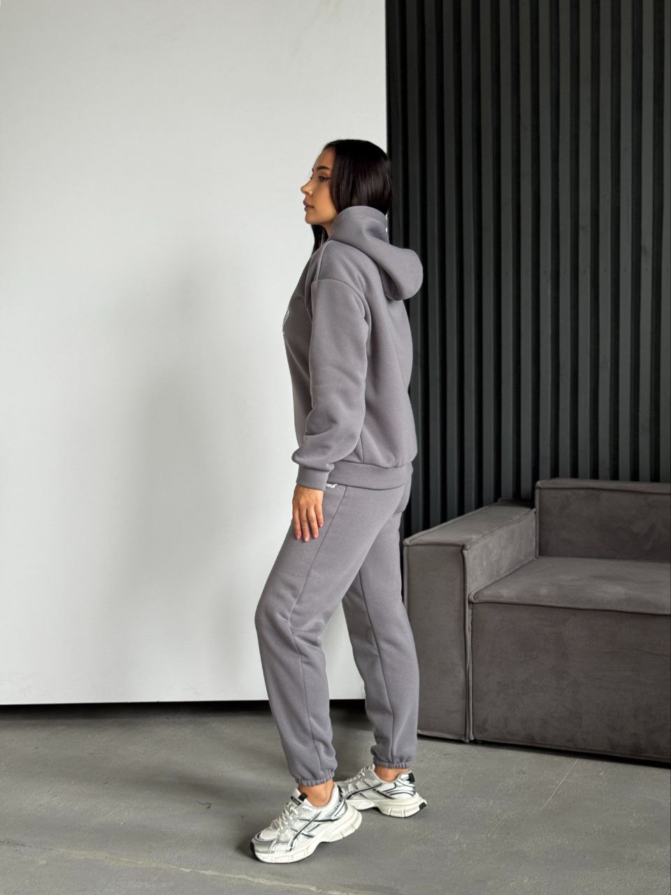 Женский спортивный костюм на флисе с надписью серого цвета 35455