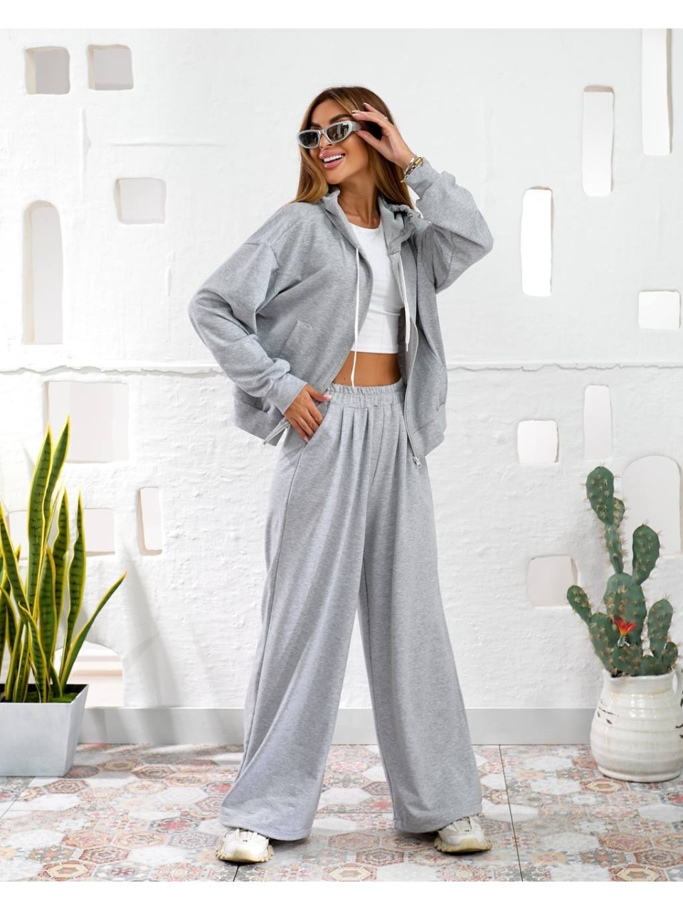 Женский спортивный костюм с капюшоном серого цвета 34745
