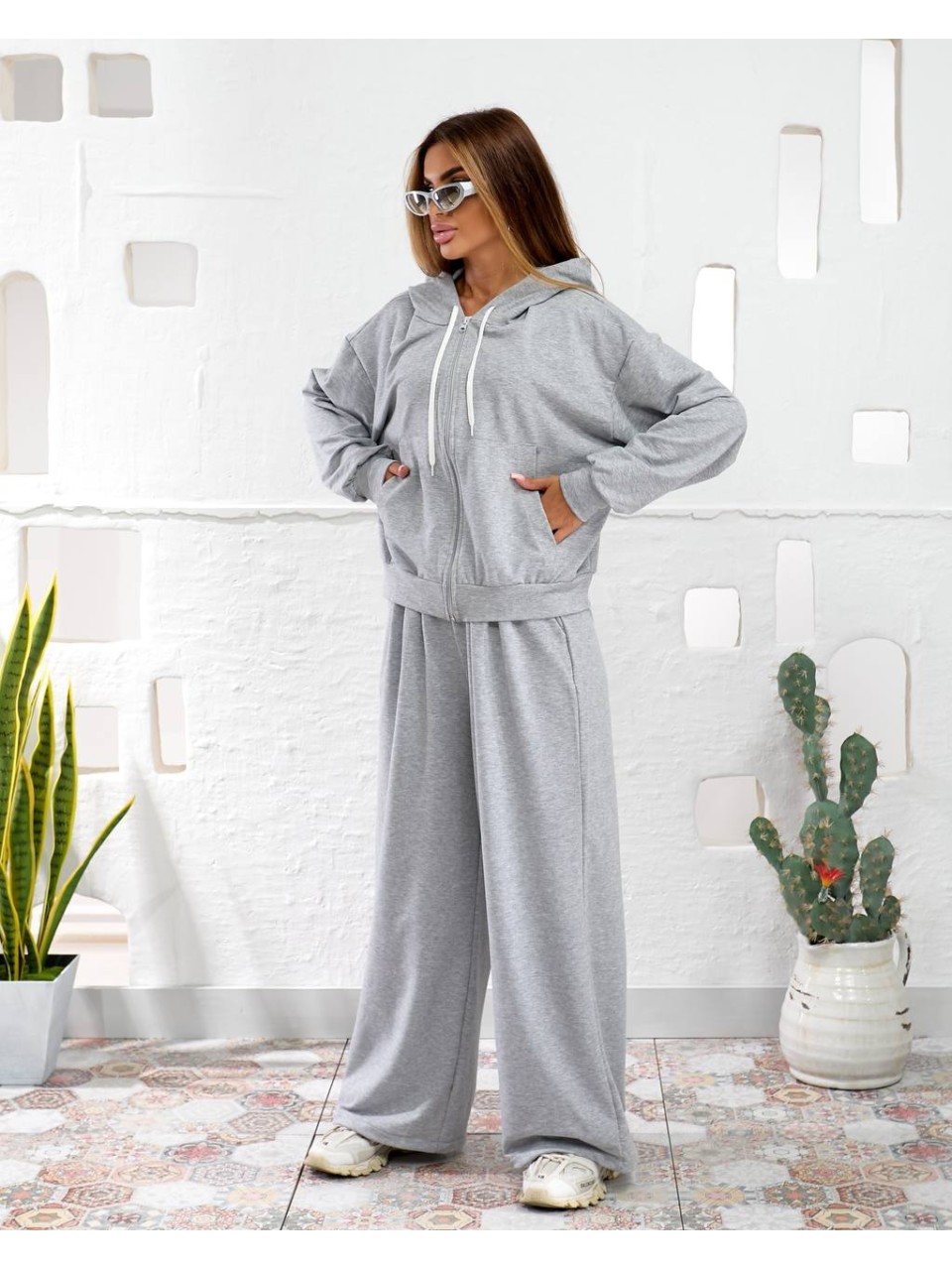 Женский спортивный костюм с капюшоном серого цвета 34745