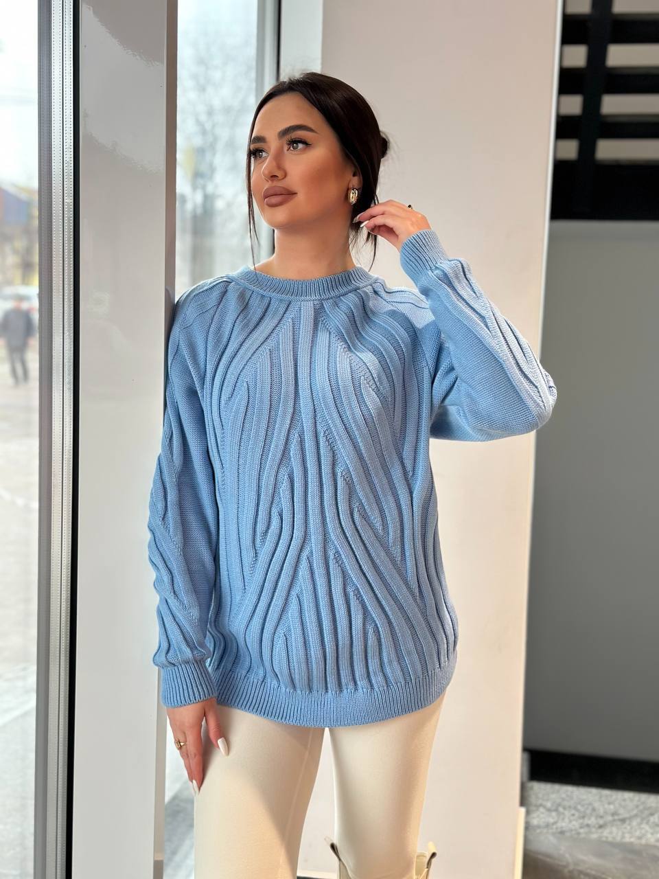 Женский свитер с фактурной вязкой голубого цвета 34352