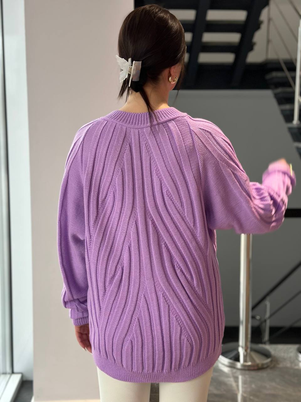 Женский свитер с фактурной вязкой сиреневого цвета 34353