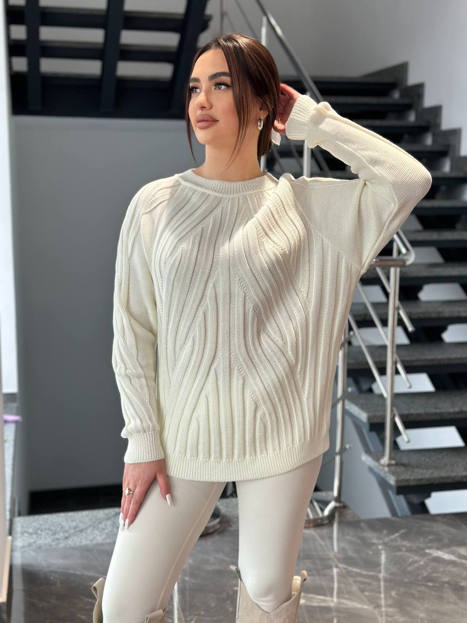 Женский свитер с фактурной вязкой молочного цвета 34354