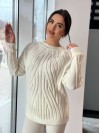 Женский свитер с фактурной вязкой молочного цвета 34354