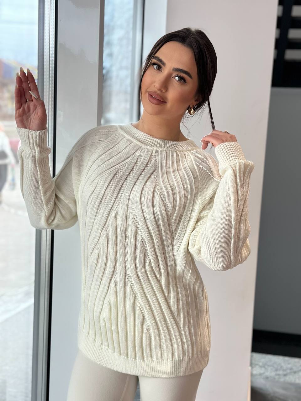 Женский свитер с фактурной вязкой молочного цвета 34354