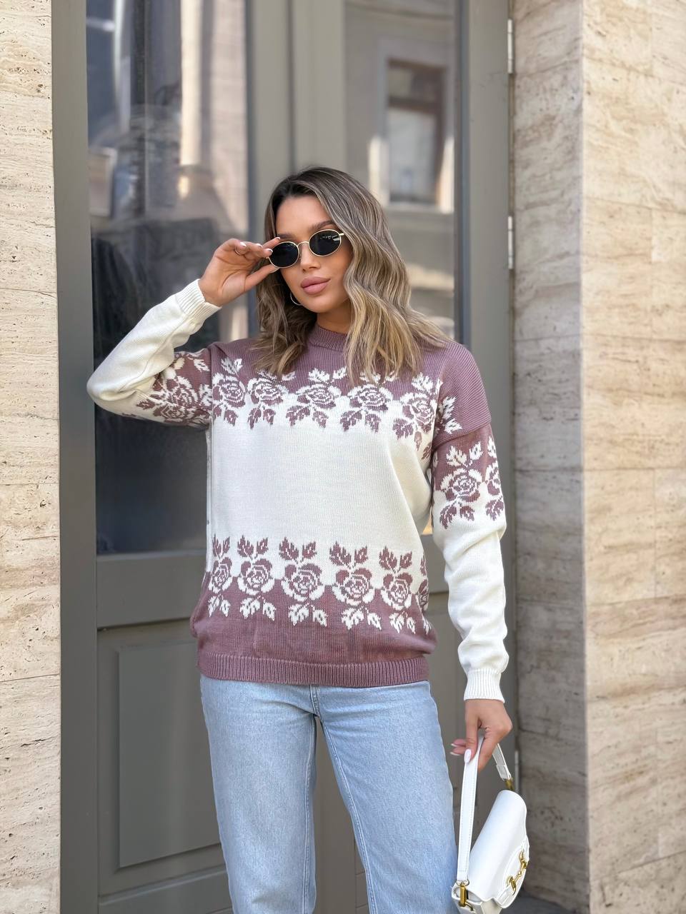 Жіночий светр з квітковим орнаментом молочного кольору 34080