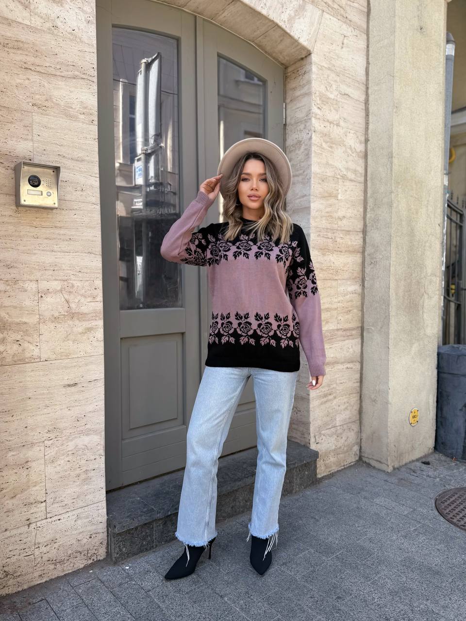 Жіночий светр з квітковим орнаментом пудрового кольору 34079