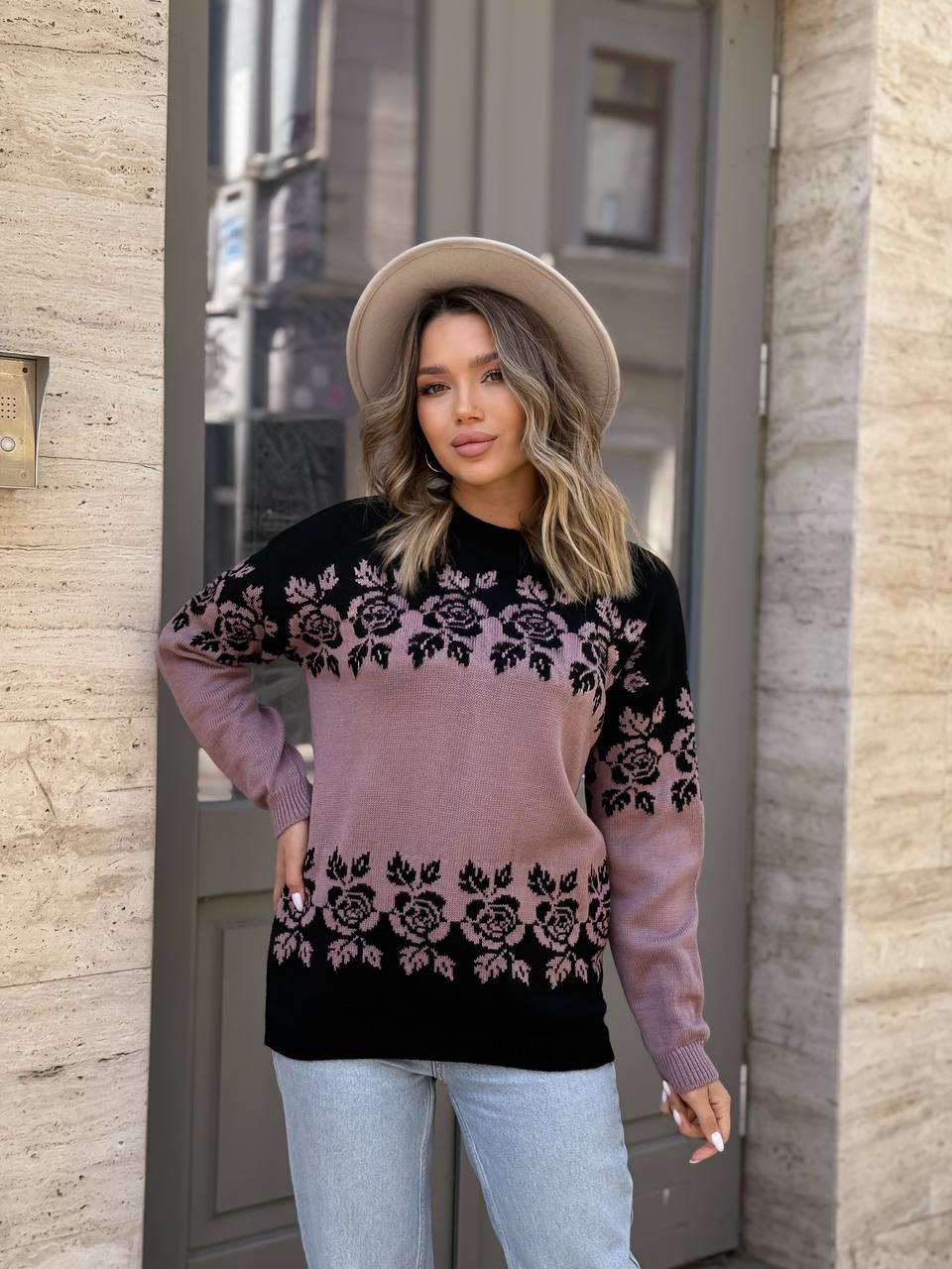 Жіночий светр з квітковим орнаментом пудрового кольору 34079