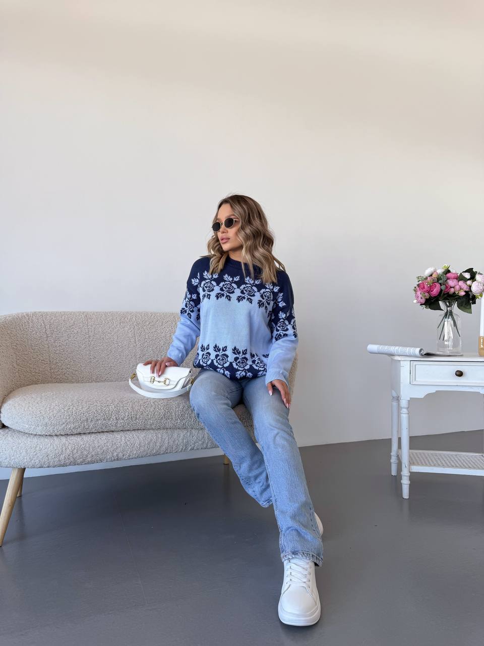 Жіночий светр з квітковим орнаментом синього кольору 34077