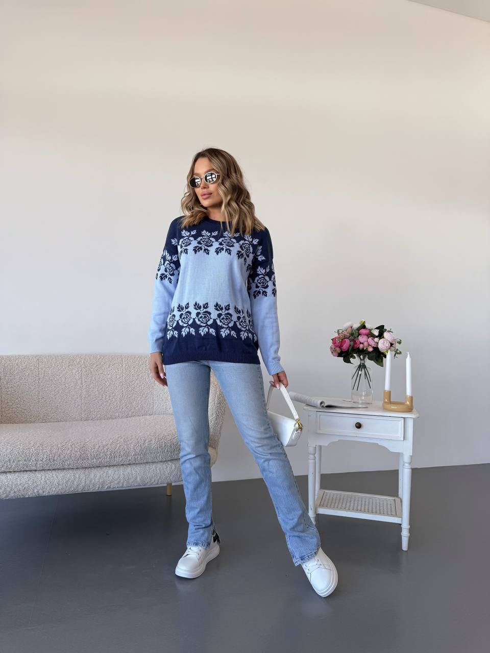 Жіночий светр з квітковим орнаментом синього кольору 34077