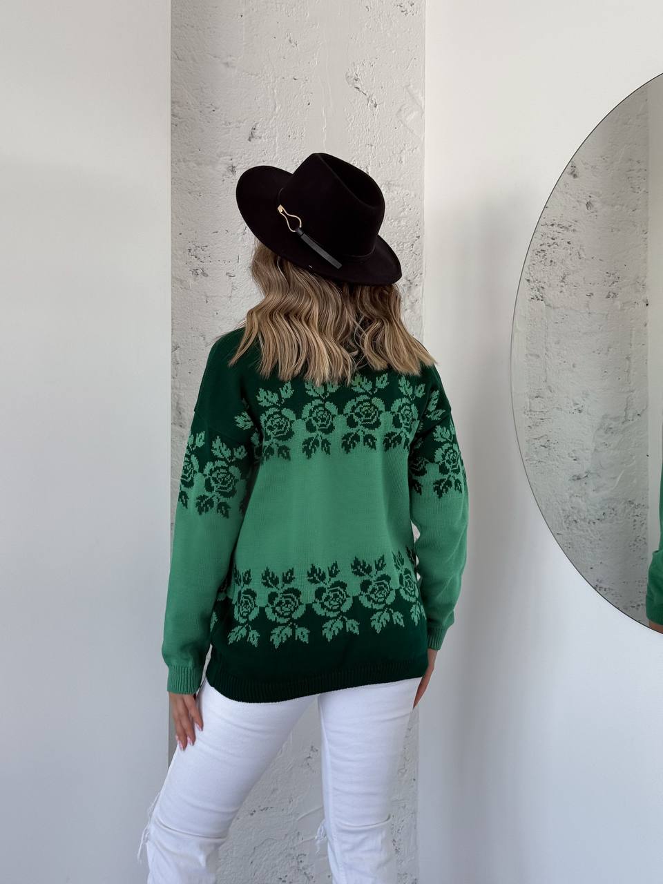 Жіночий светр з квітковим орнаментом зеленого кольору 34076