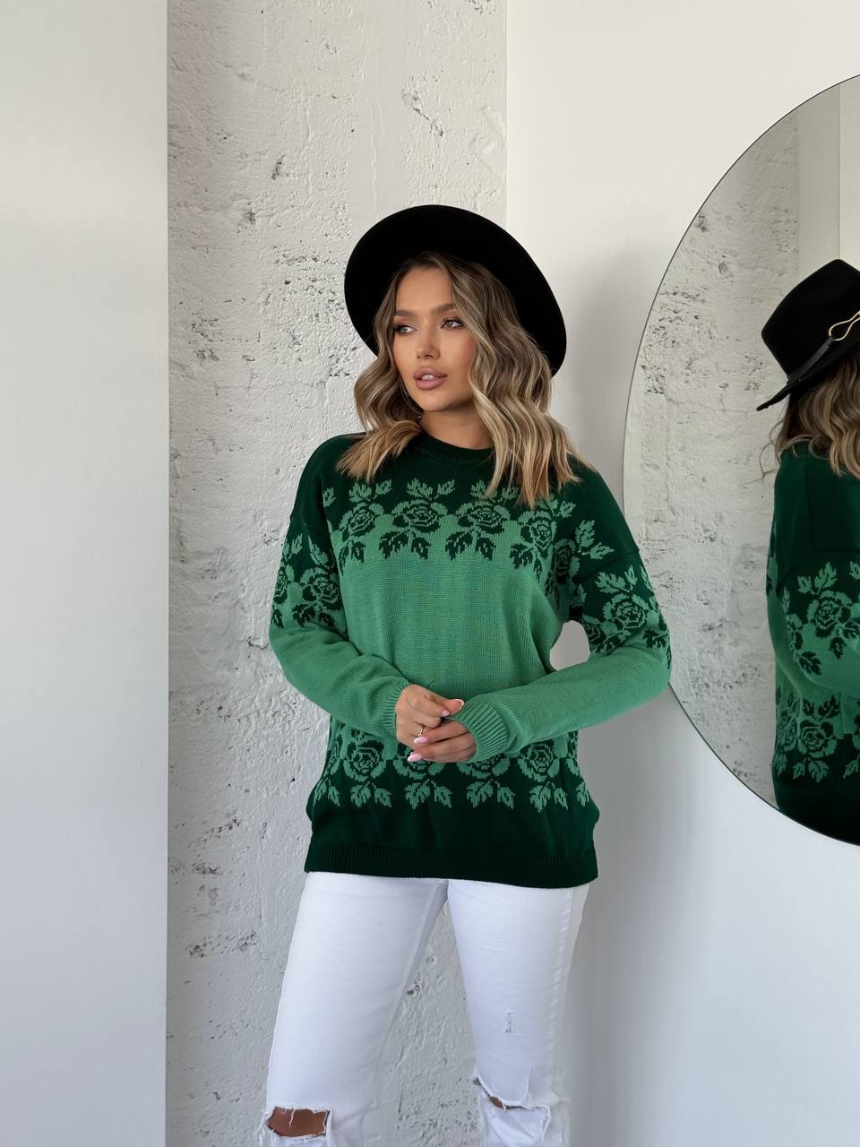 Жіночий светр з квітковим орнаментом зеленого кольору 34076