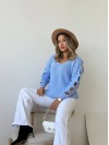 Женский свитер с разрезами на рукавах голубого цвета 34507