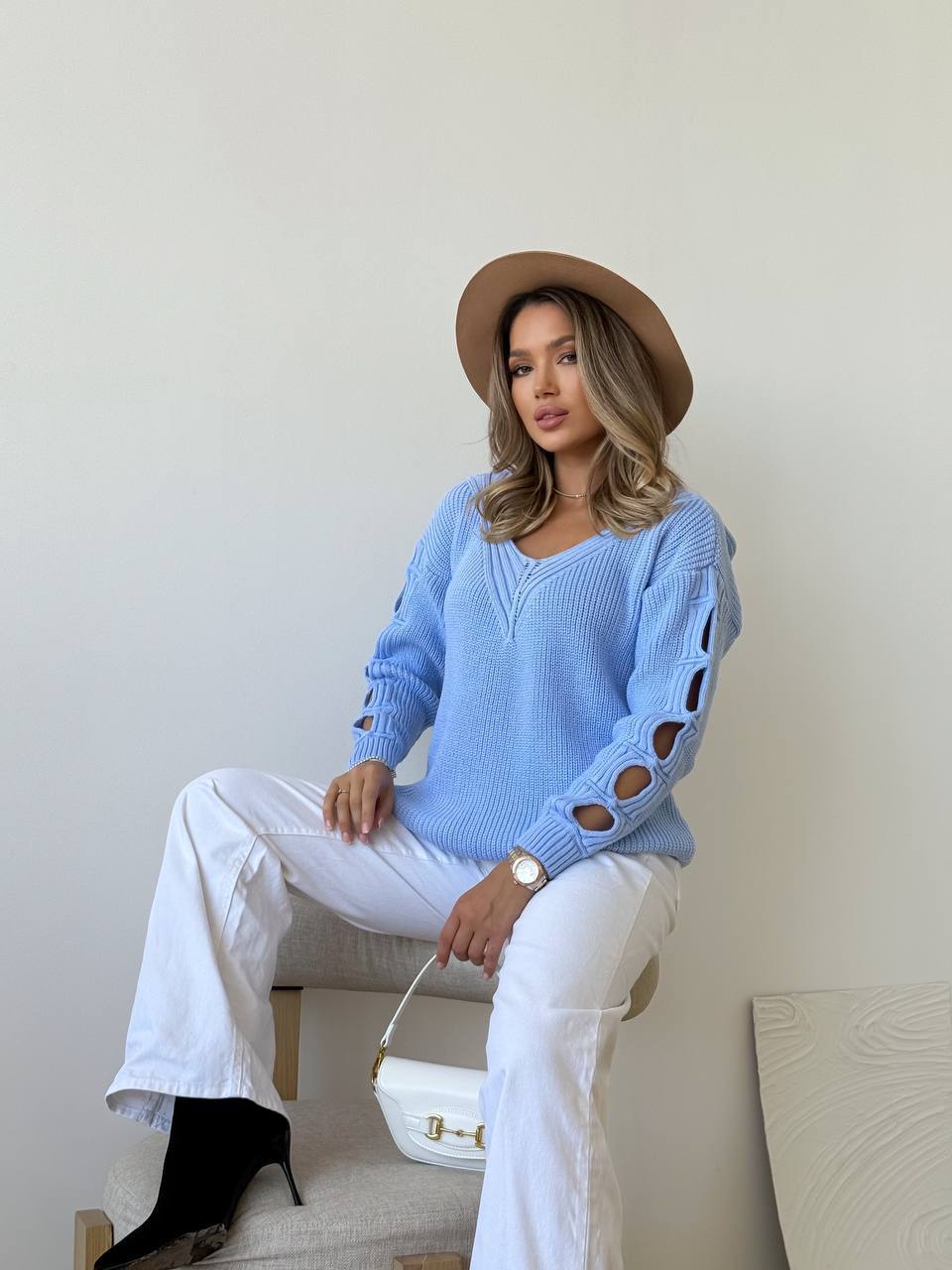 Женский свитер с разрезами на рукавах голубого цвета 34507