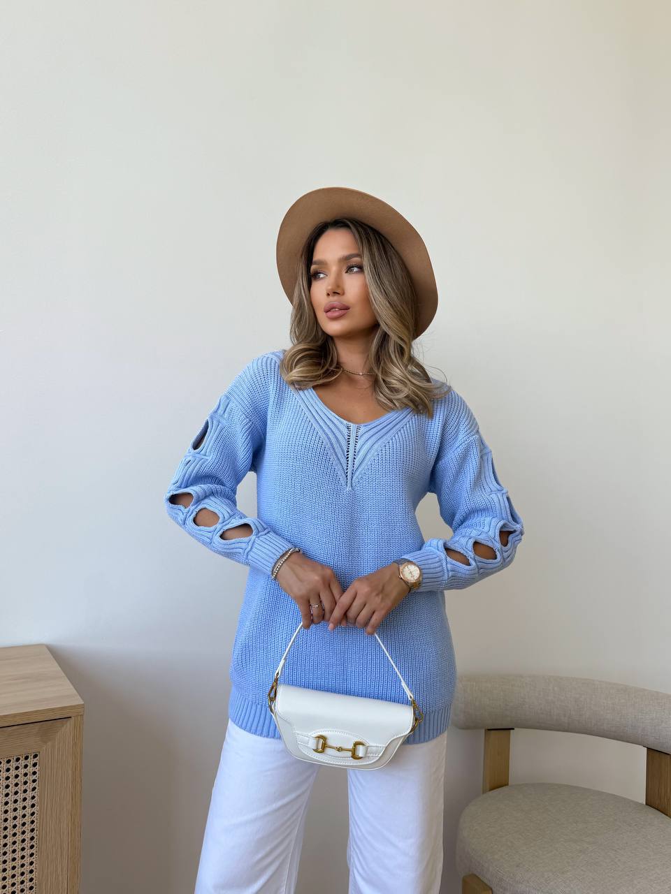 Женский свитер с разрезами на рукавах голубого цвета 34507