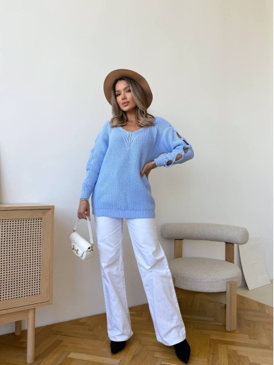 Жіночий светр з прорізами на рукавах блакитного кольору 34507