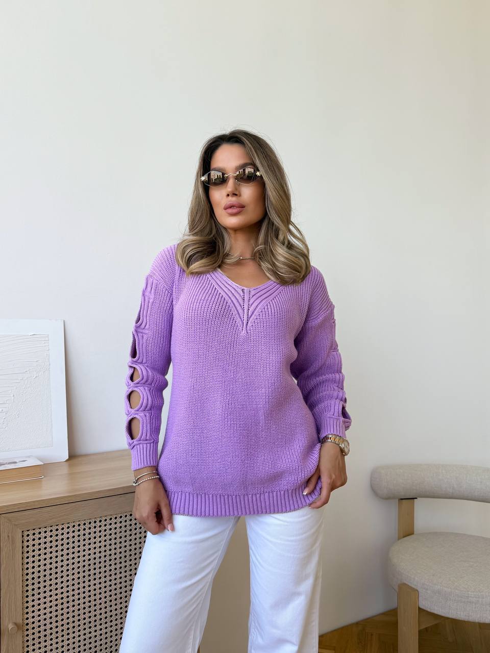 Жіночий светр з прорізами на рукавах бузкового кольору 34505