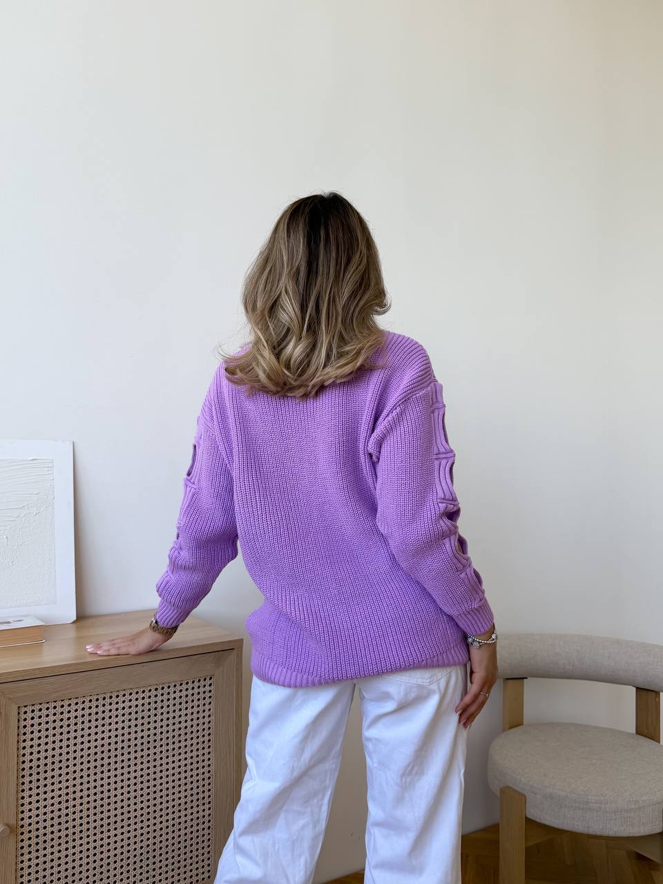 Жіночий светр з прорізами на рукавах бузкового кольору 34505