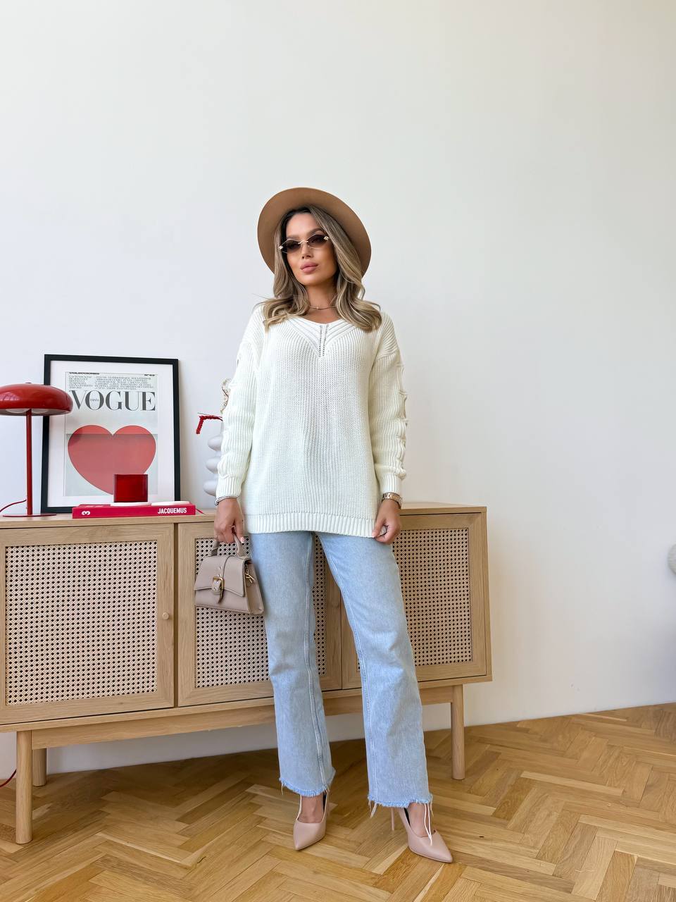 Жіночий светр з прорізами на рукавах молочного кольору 34504
