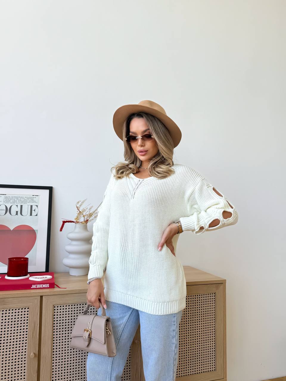 Жіночий светр з прорізами на рукавах молочного кольору 34504