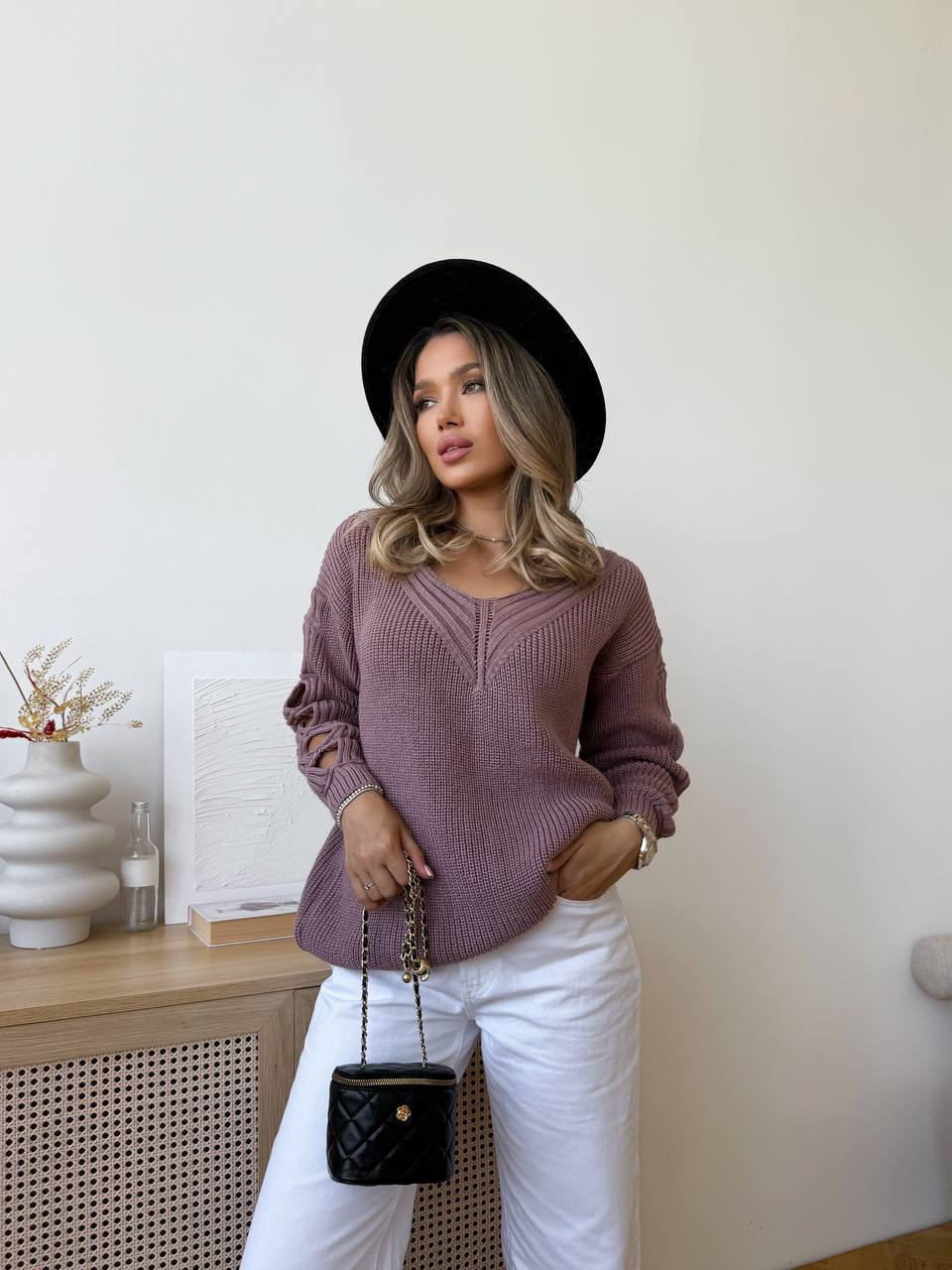 Женский свитер с разрезами на рукавах пудрового цвета 34509