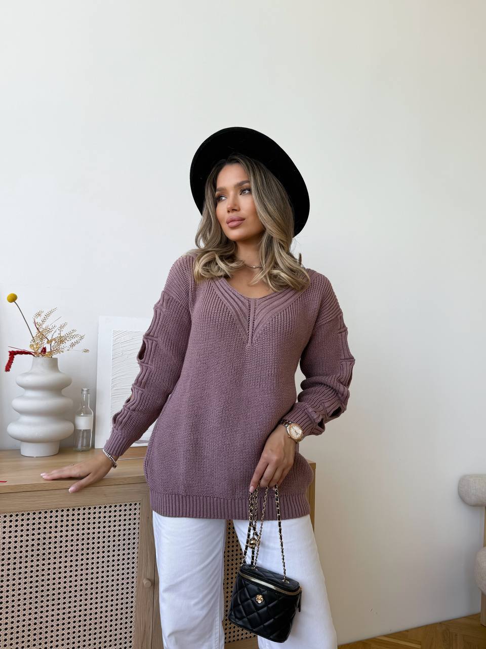 Женский свитер с разрезами на рукавах пудрового цвета 34509