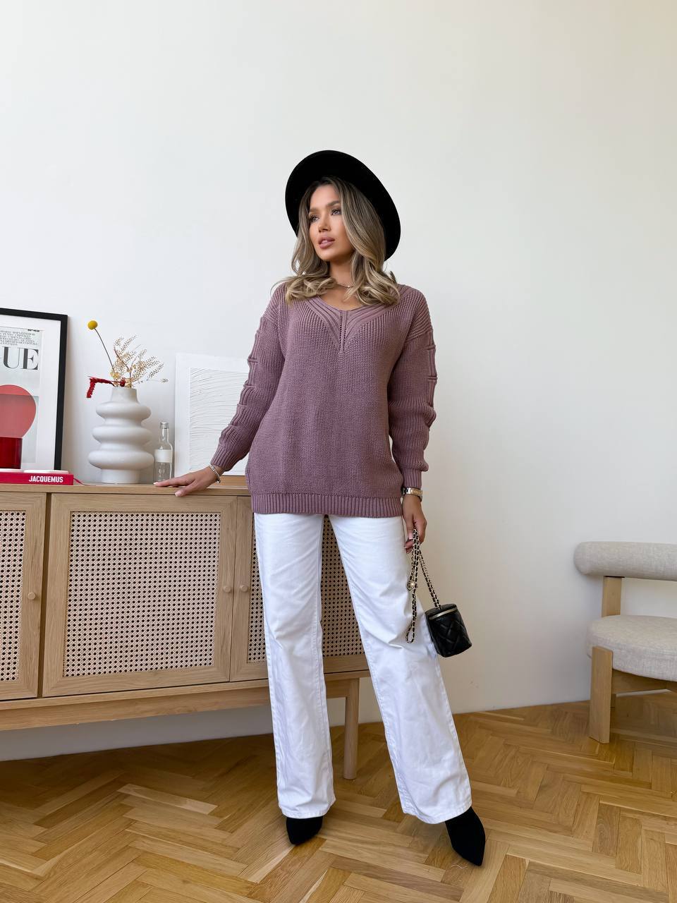 Женский свитер с разрезами на рукавах пудрового цвета 34509