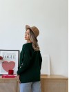 Жіночий светр з прорізами на рукавах зеленого кольору 34506