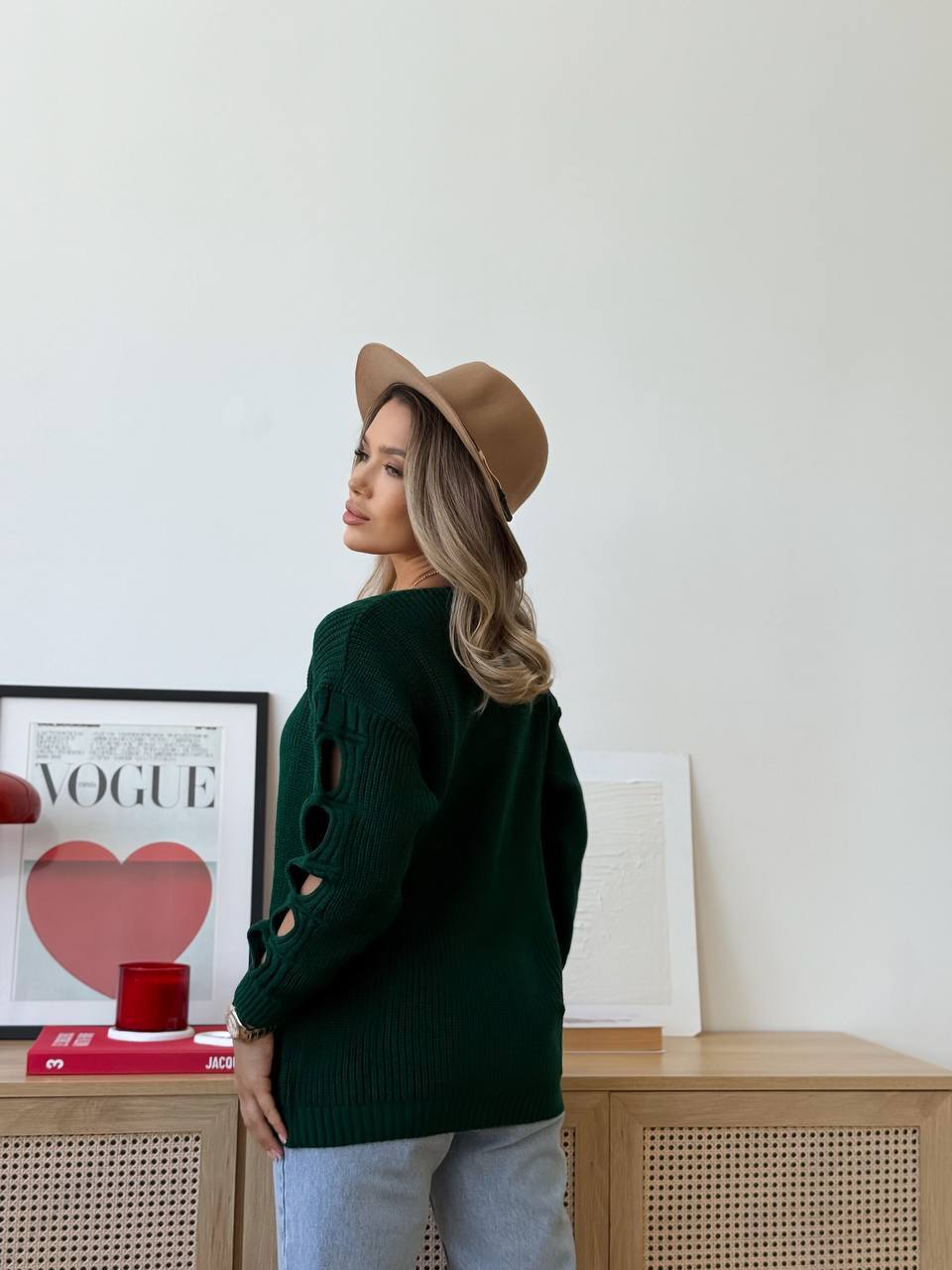 Жіночий светр з прорізами на рукавах зеленого кольору 34506