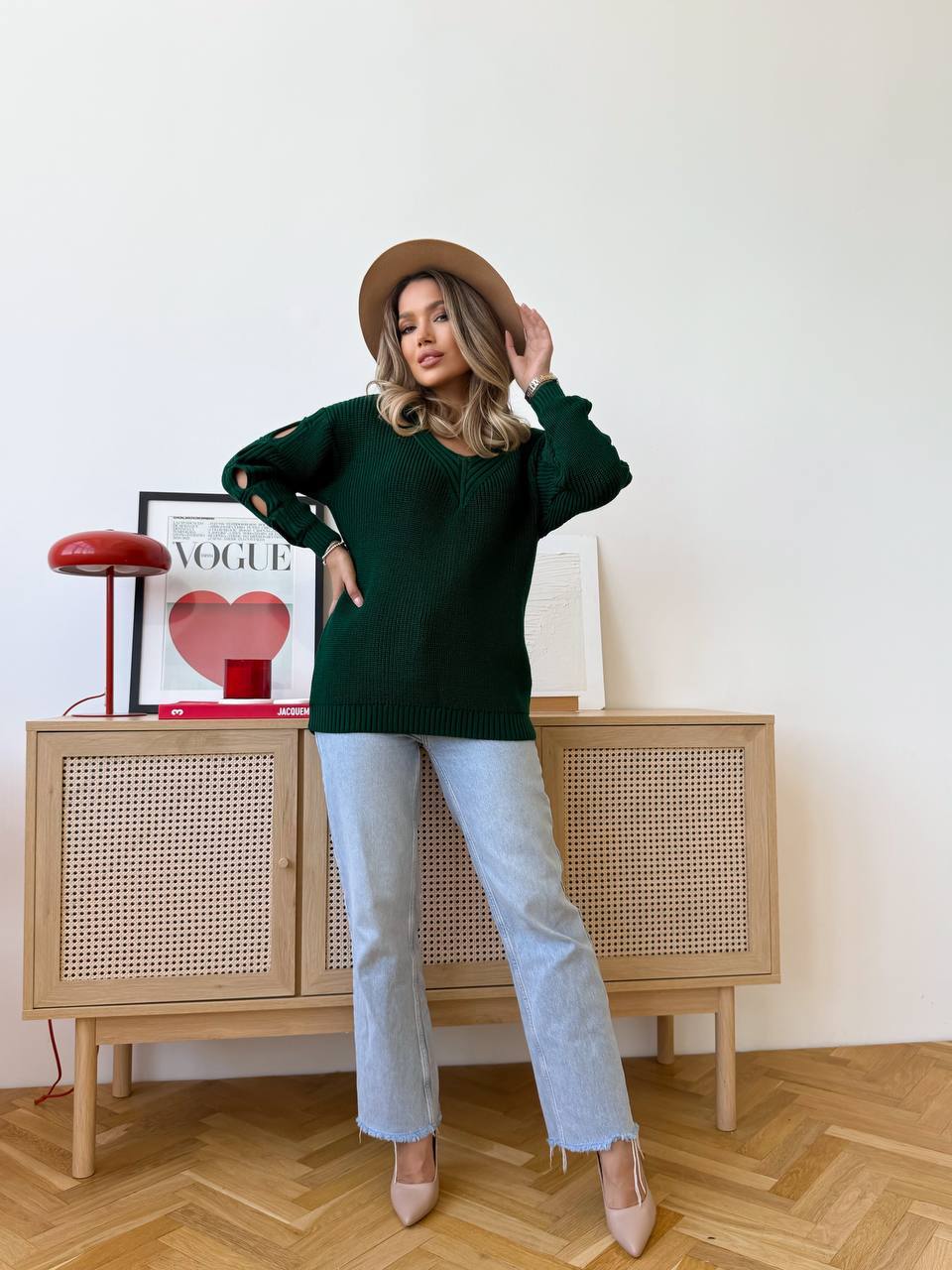 Жіночий светр з прорізами на рукавах зеленого кольору 34506