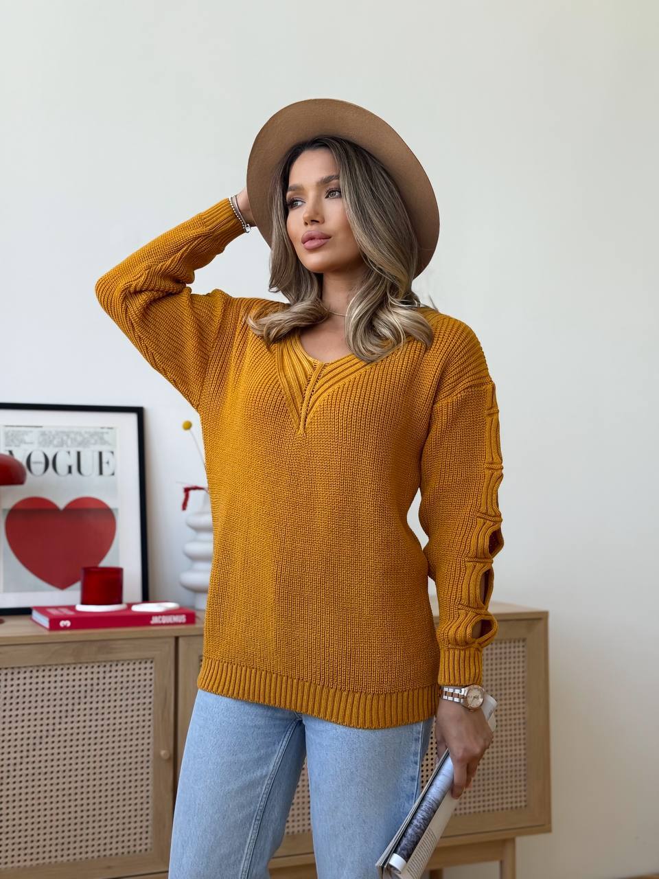 Женский свитер с разрезами на рукавах желтого цвета 34508