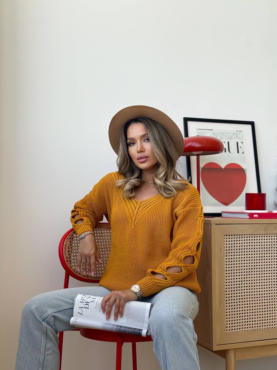 Женский свитер с разрезами на рукавах желтого цвета 34508