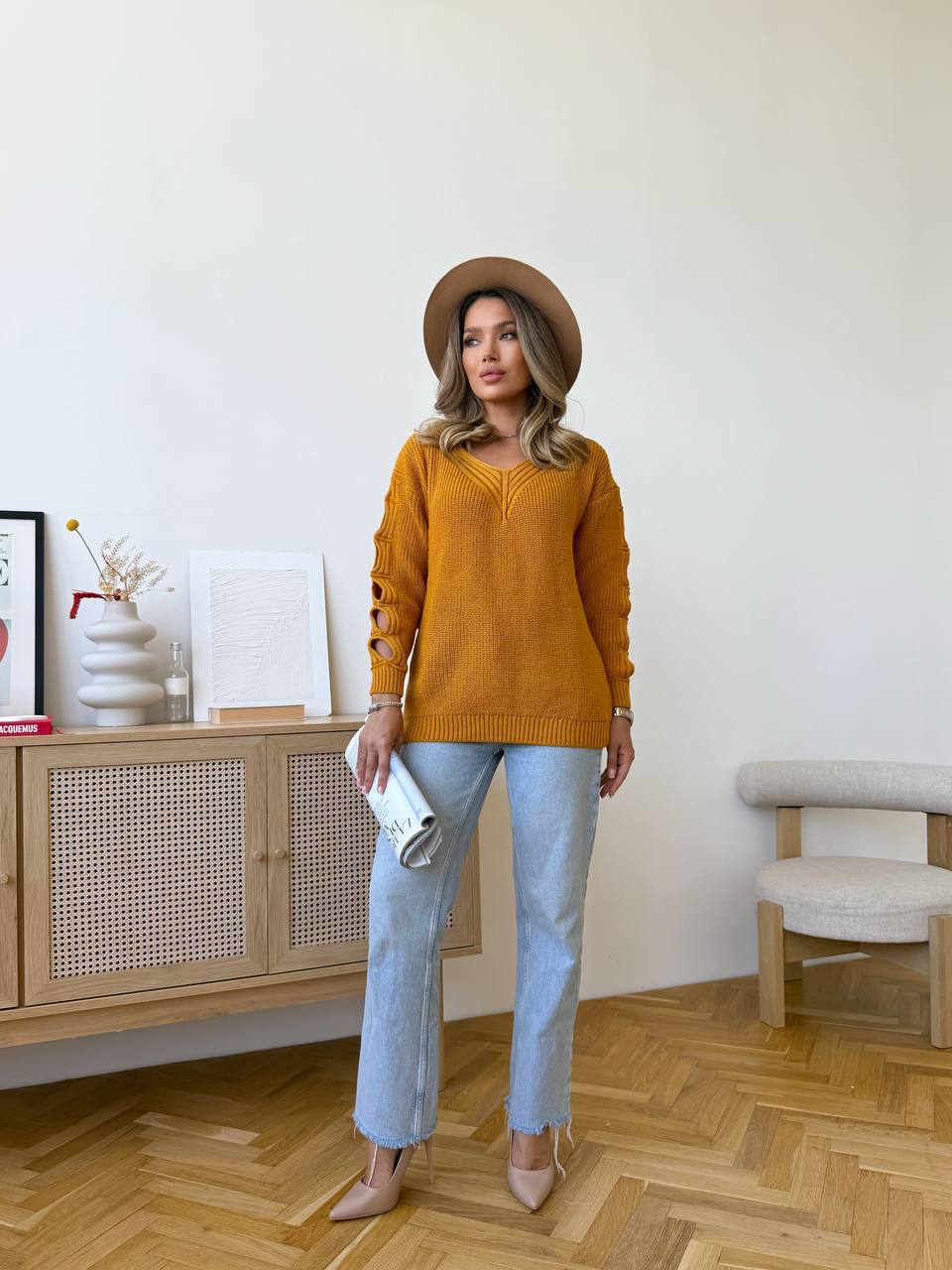 Женский свитер с разрезами на рукавах желтого цвета 34508