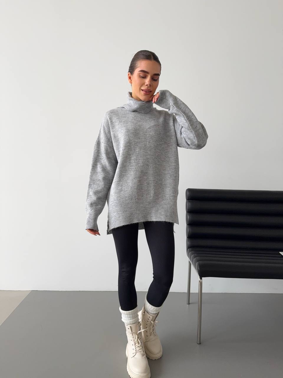 Женский свитер с высоким горлом серого цвета 34503