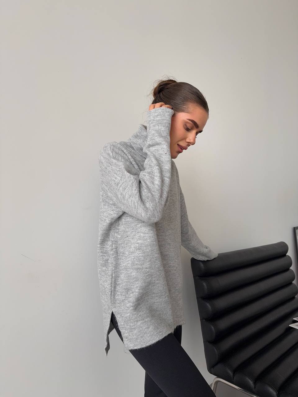 Женский свитер с высоким горлом серого цвета 34503