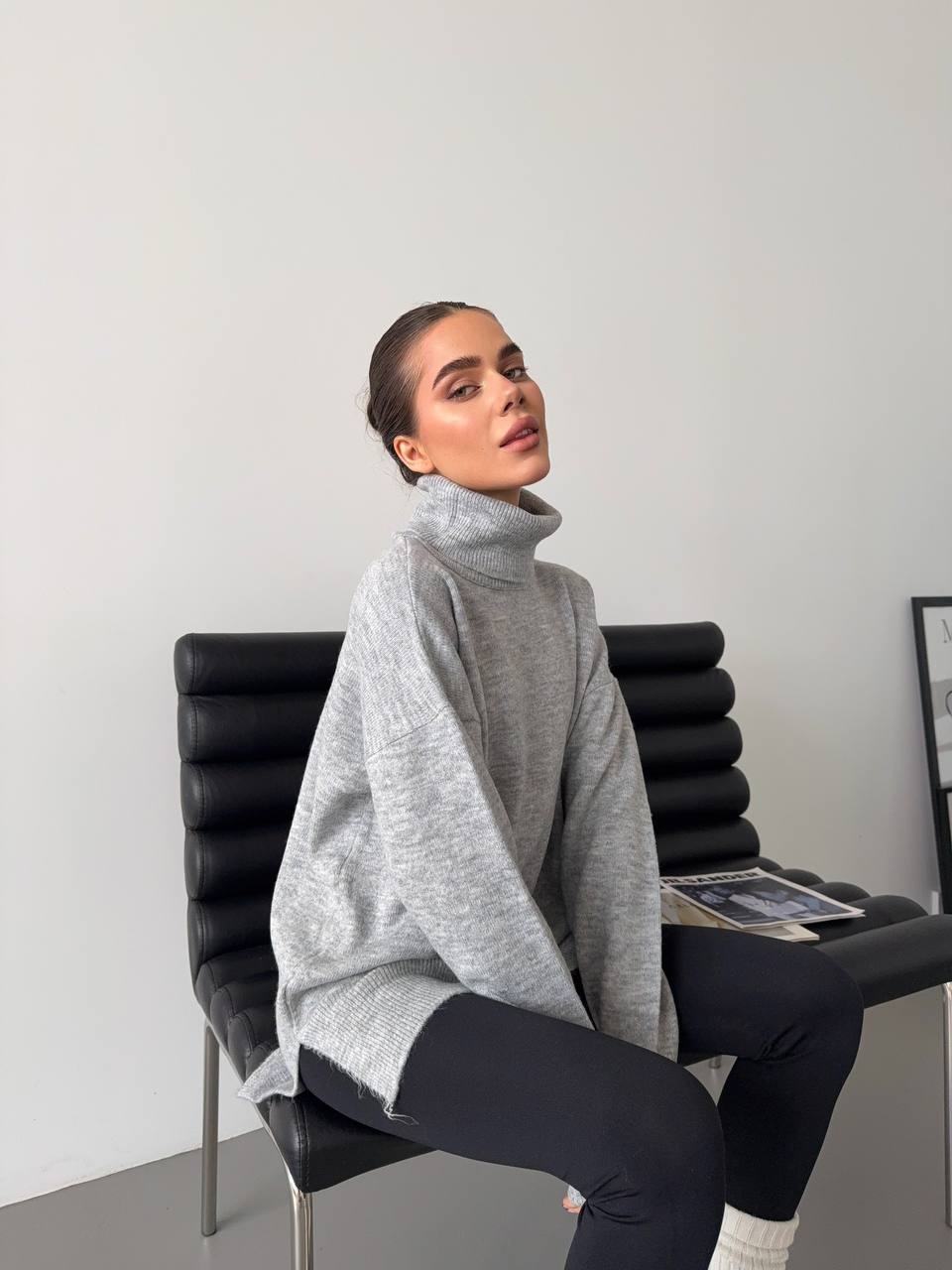 Женский свитер с высоким горлом серого цвета 34503