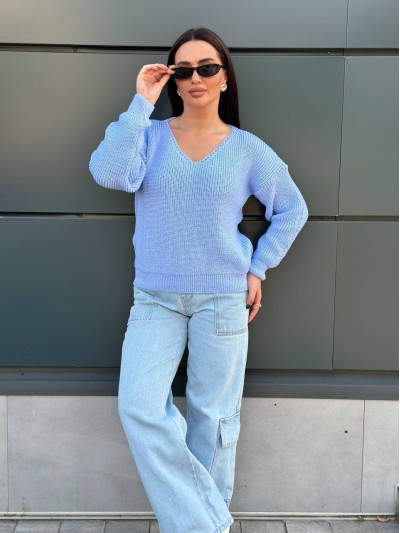 Жіночий светр з з вирізом блакитного кольору 34426