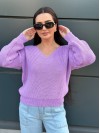 Женский свитер с вырезом сиреневого цвета 34423