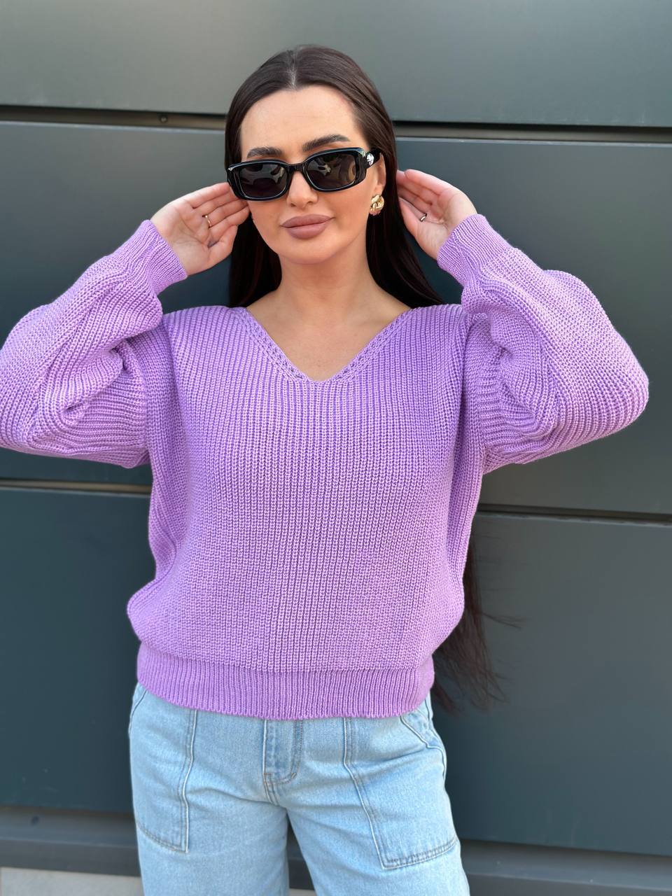 Женский свитер с вырезом сиреневого цвета 34423