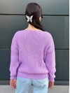 Женский свитер с вырезом сиреневого цвета 34423