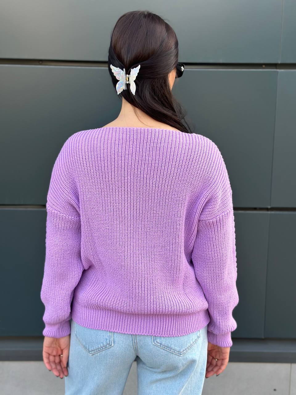 Женский свитер с вырезом сиреневого цвета 34423