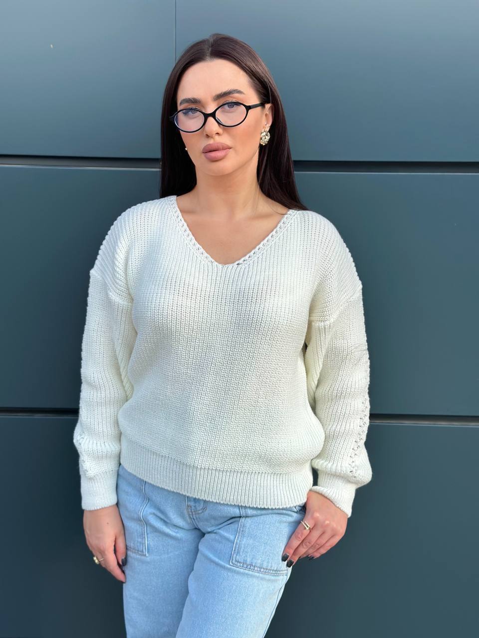 Жіночий светр з з вирізом молочного кольору 34427