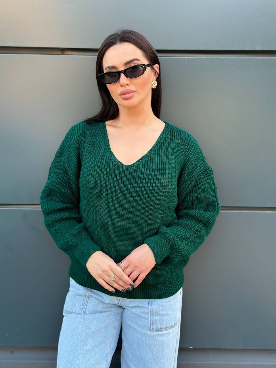 Жіночий светр з з вирізом смарагдового кольору 34421