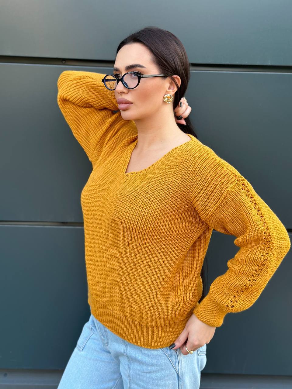 Жіночий светр з з вирізом жовтого кольору 34424