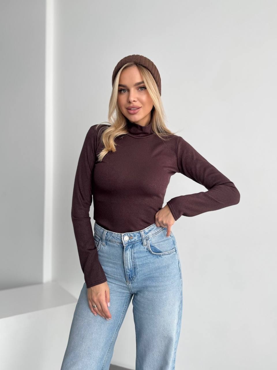 Жіночий теплий гольф коричневого кольору 35580