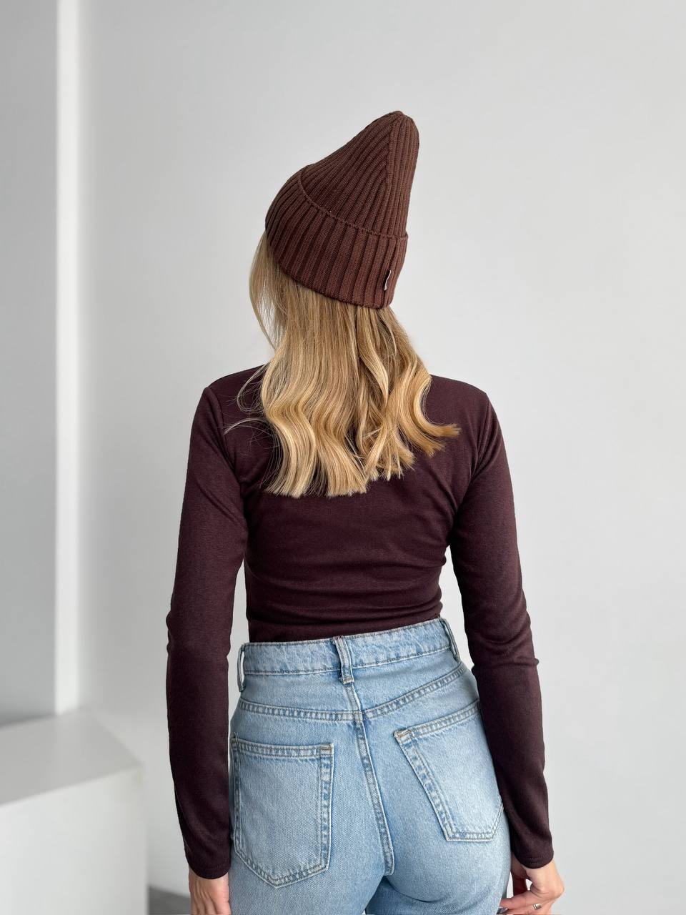 Жіночий теплий гольф коричневого кольору 35580