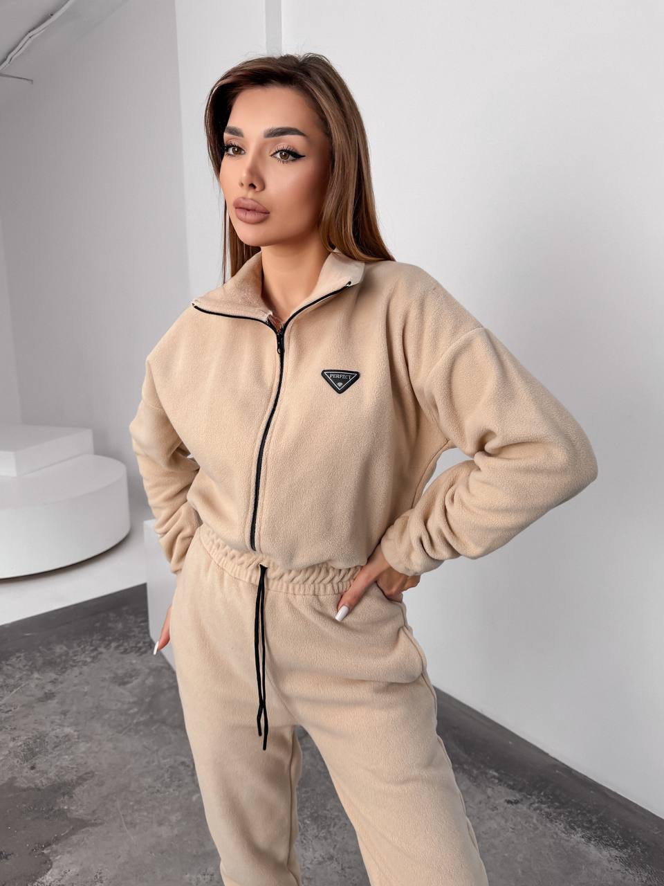 Жiночий теплий комбінезон iз флiса бежевого кольору 35893