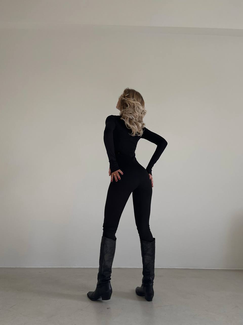 Жiночий теплий комбінезон рубчик чорного кольору 35225